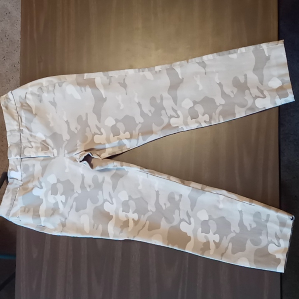 Old Navy Pixie High Rise Camo Capri Pants 8P